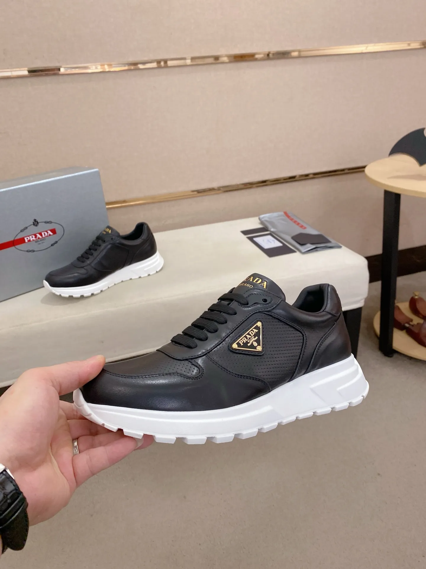 Men's shoes 💰 580💰 ✔️✔️✔️High-quality new PRADA counters are launched at the same time. The new men's shoes and 😘fabrics are selected from imported first-layer cowhide and are made by pure handcrafts. Lining: Full cowhide lining. 👍🏿 High-end ☄️ air-cushion molded anti-slip rubber outsole, exquisite lines, simple and elegant, comfortable and high-end for leisure travel. Code number: 38 to 44 (45 can be customized and cannot be returned or exchanged)